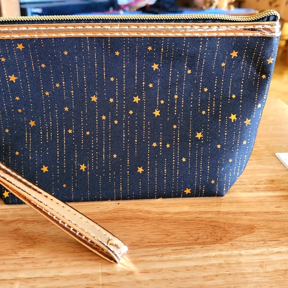 Make up case w/ free gift